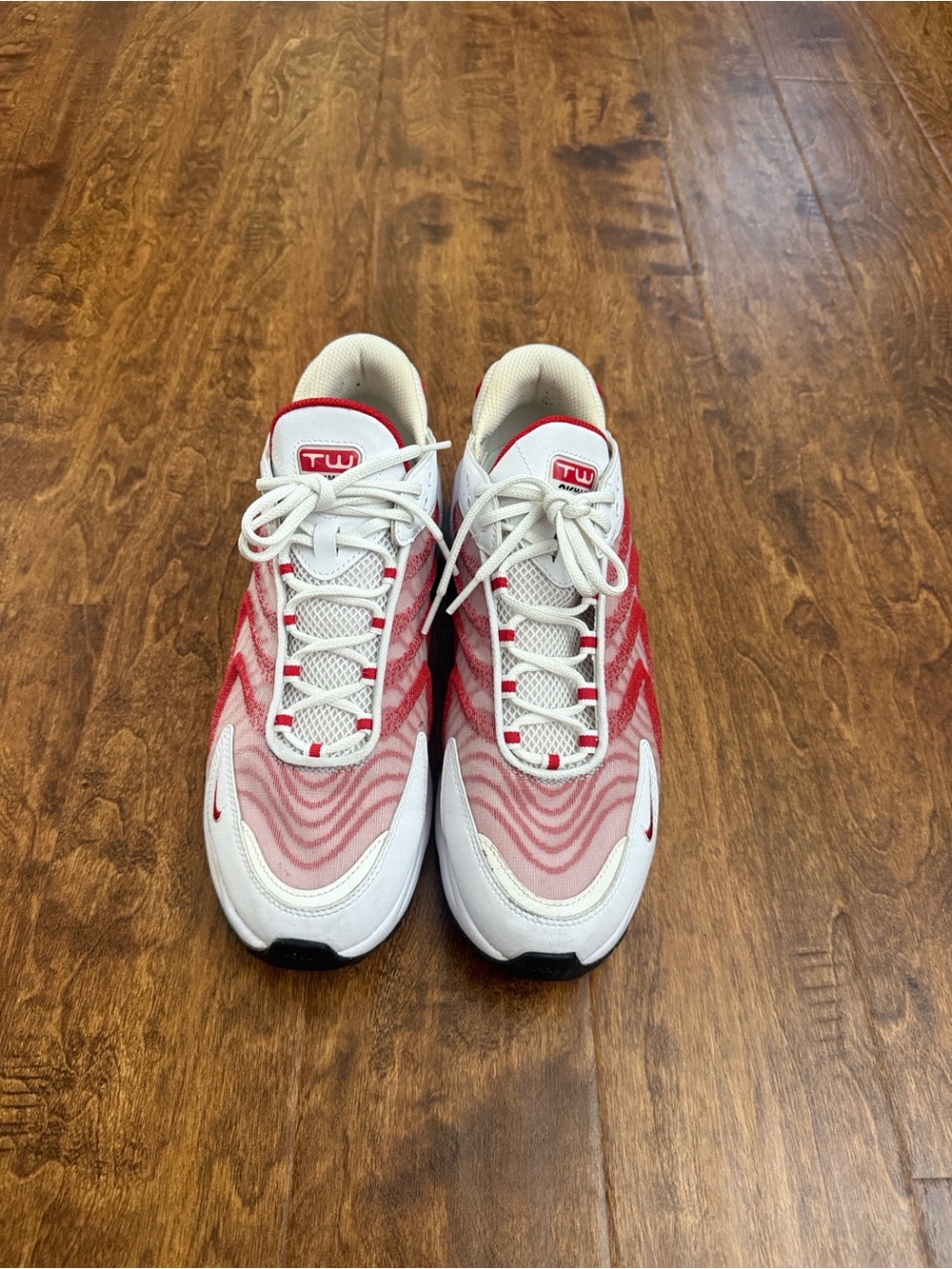 Nike Men’s White and Red Wave-Pattern Sneakers - Picture 4 of 15